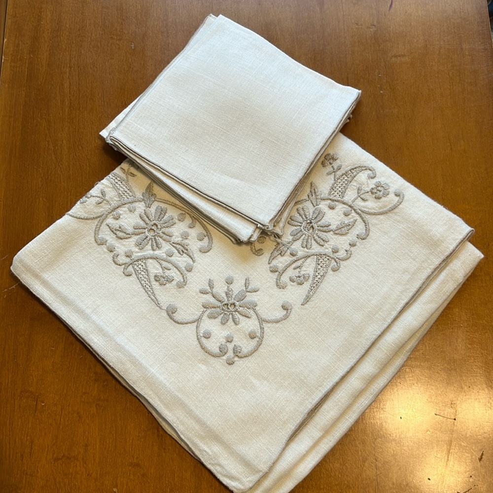 Linen tablecloth and set of 4 napkins